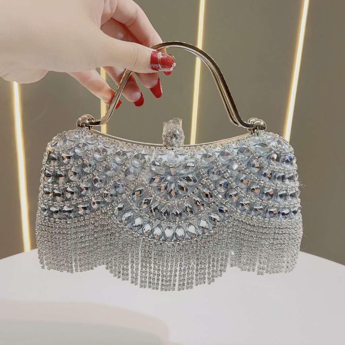 Elegante borsa con nappe e strass