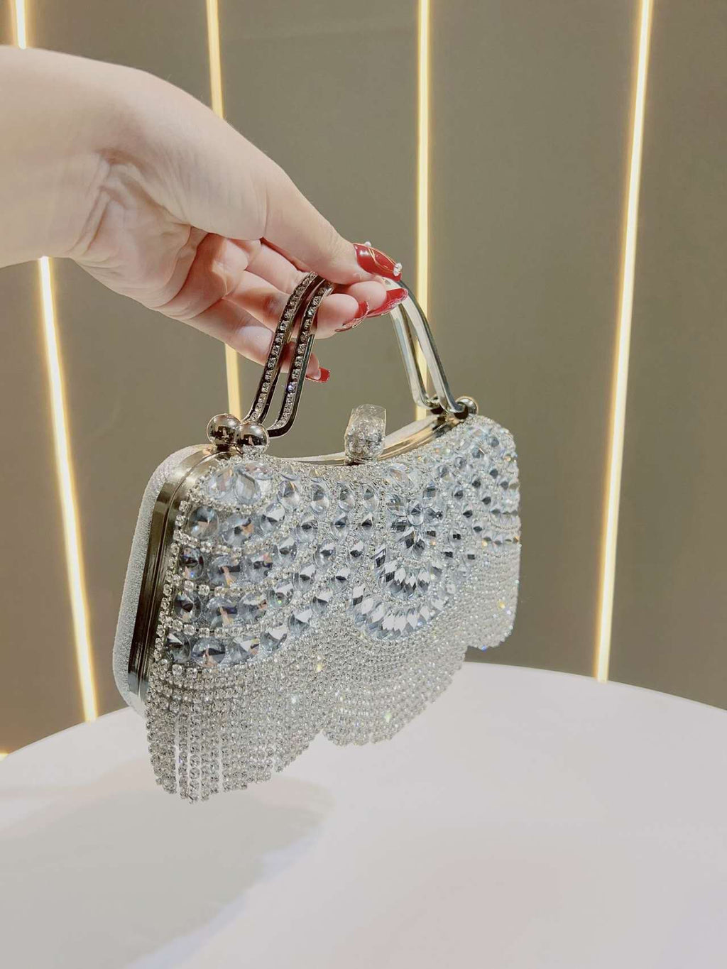 Elegante borsa con nappe e strass