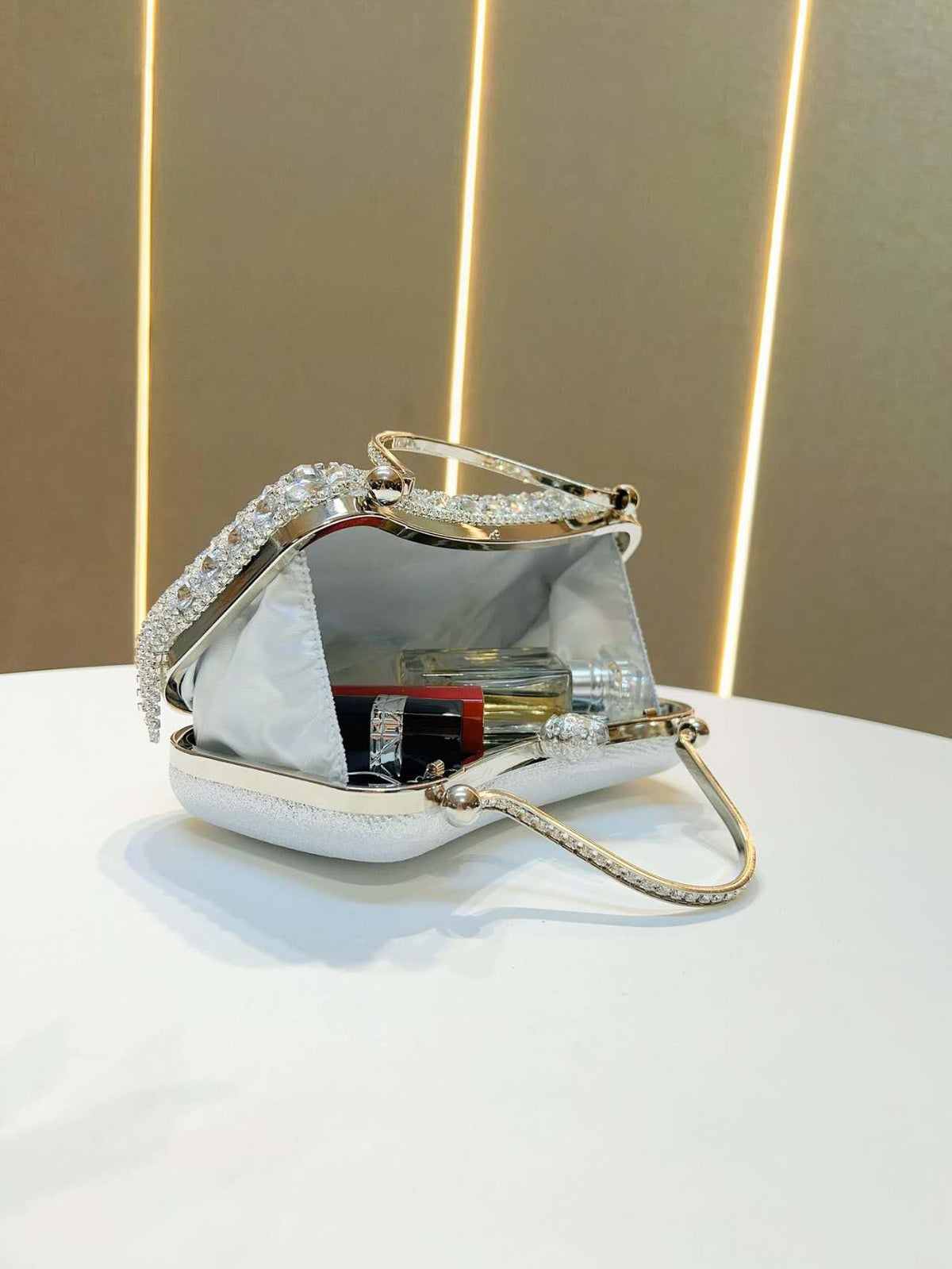 Elegante borsa con nappe e strass