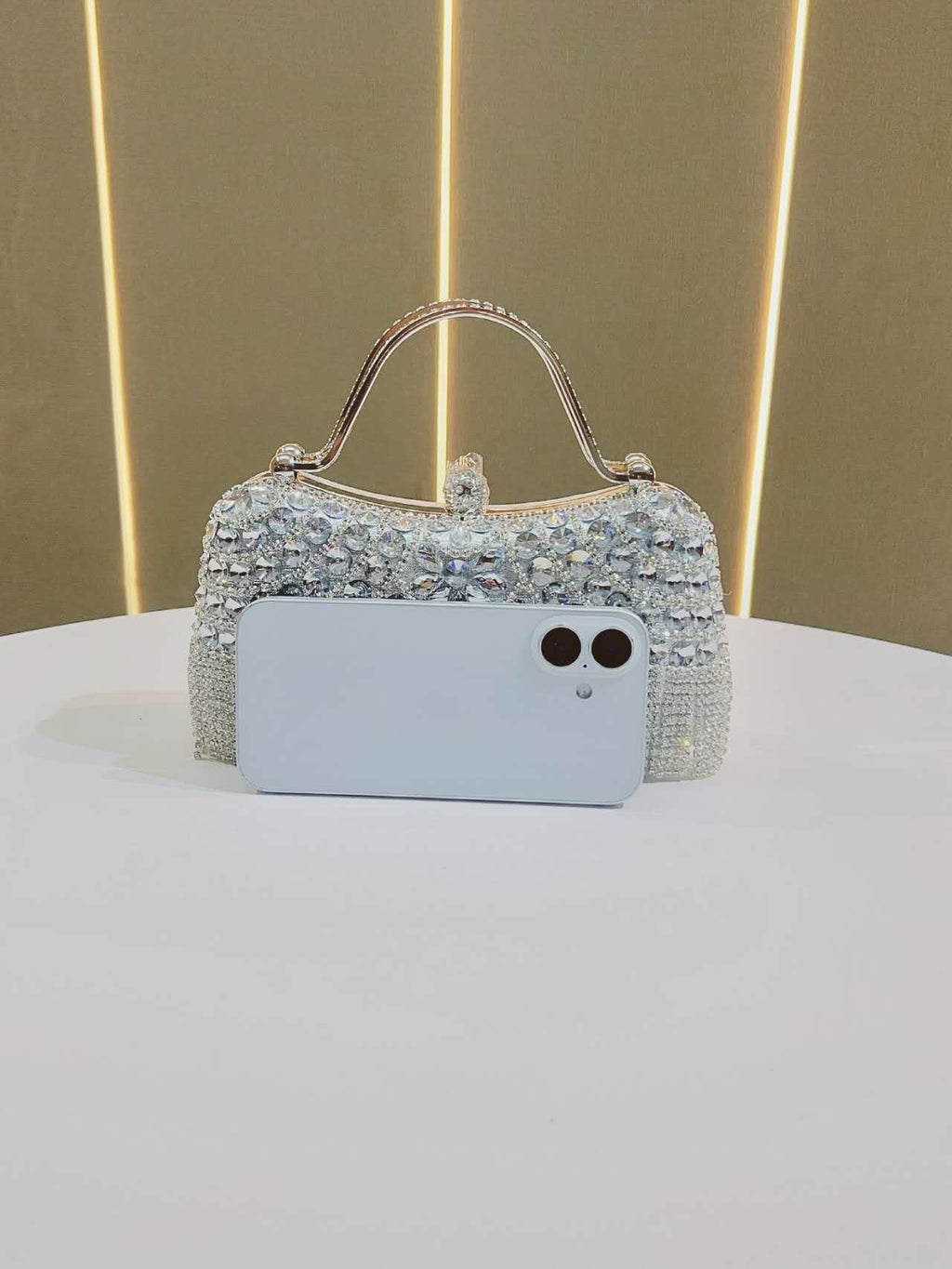 Elegante borsa con nappe e strass