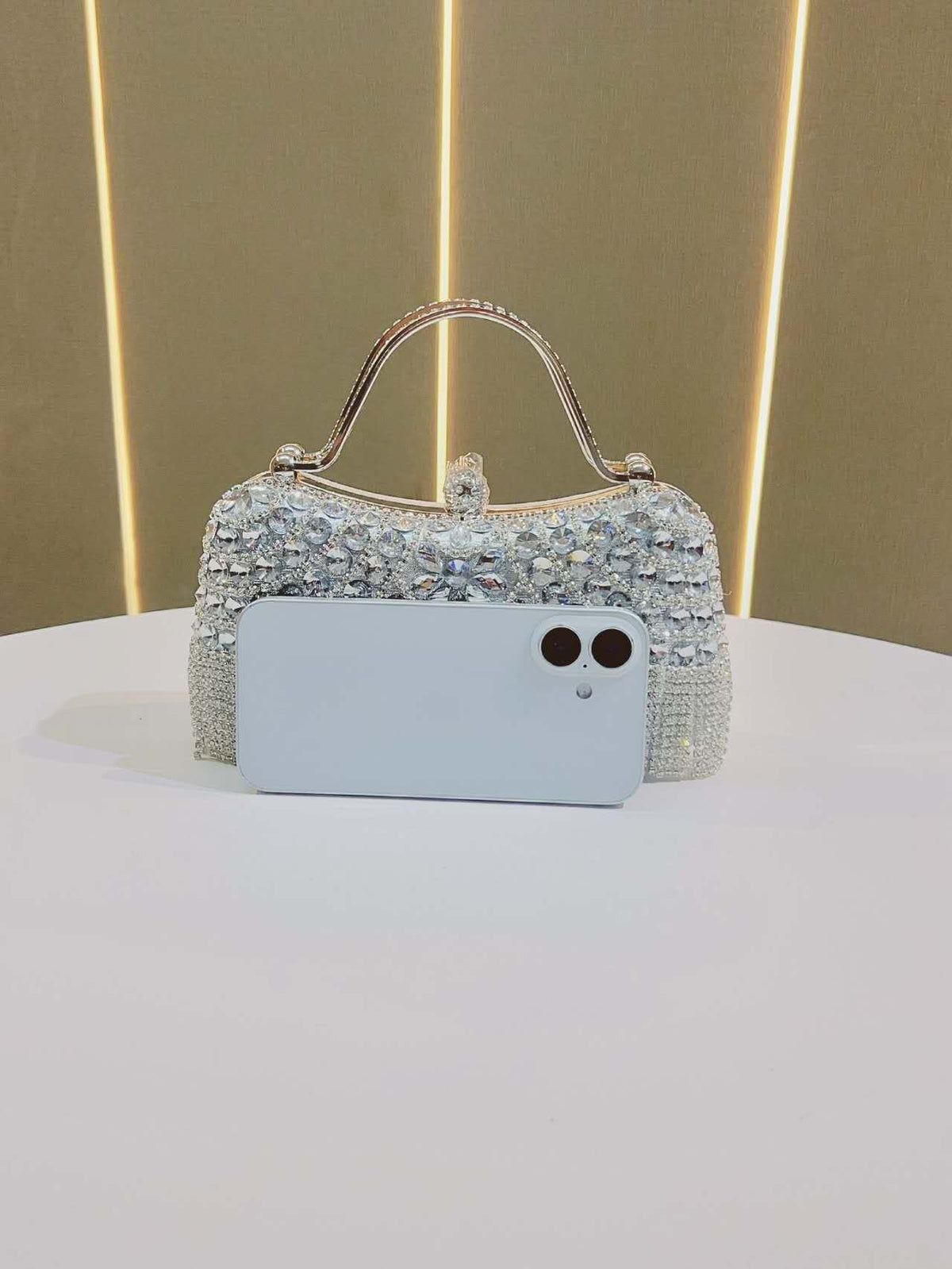 Elegante borsa con nappe e strass