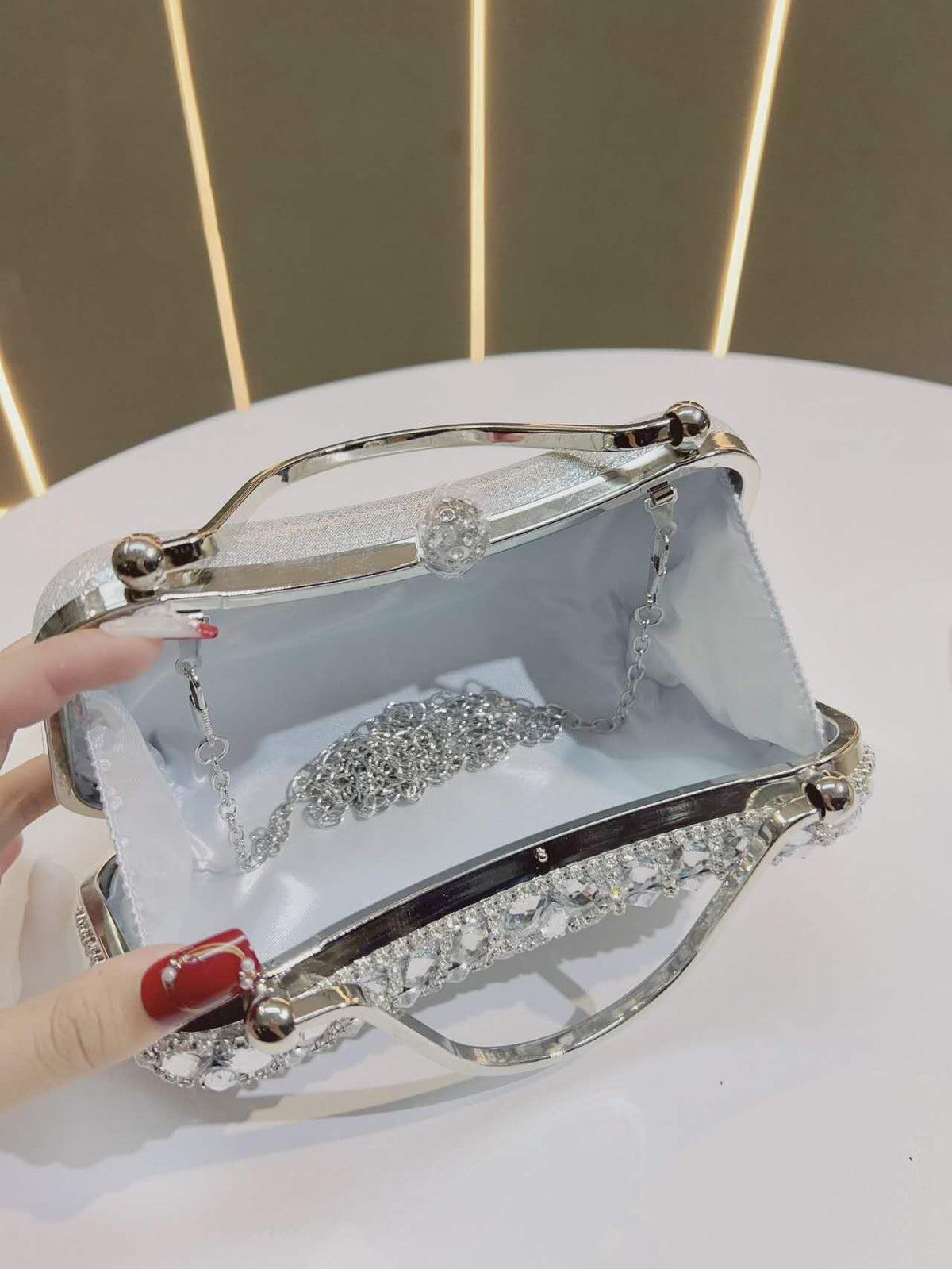Elegante borsa con nappe e strass