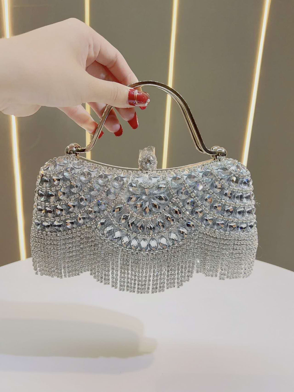 Elegante borsa con nappe e strass