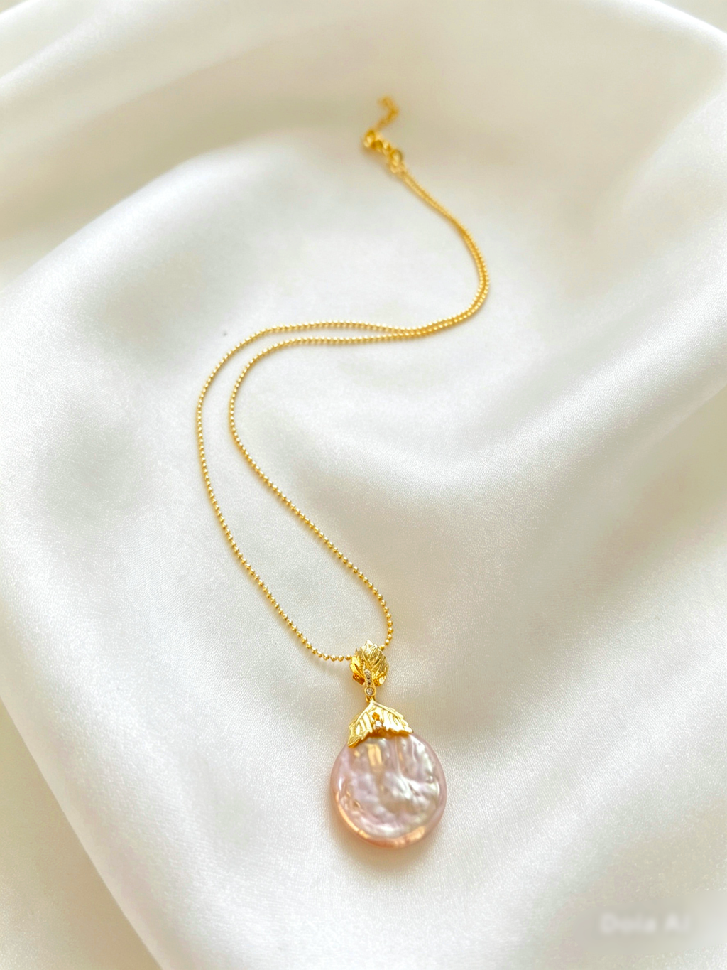 Collana placcata oro 18K con ciondolo perla barocca naturale e conchiglia vera