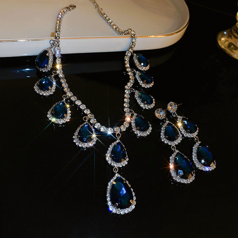 Set di gioielli con zirconi cubici a goccia blu zaffiro, collana e orecchini