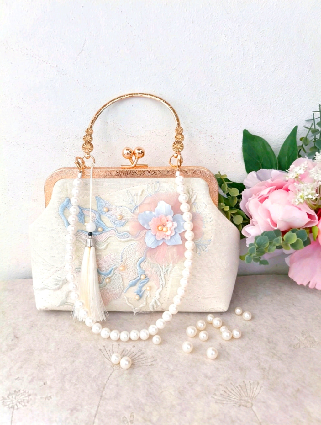 Pochette in seta con ricamo floreale pastello, borsa a mano con perle e nappa