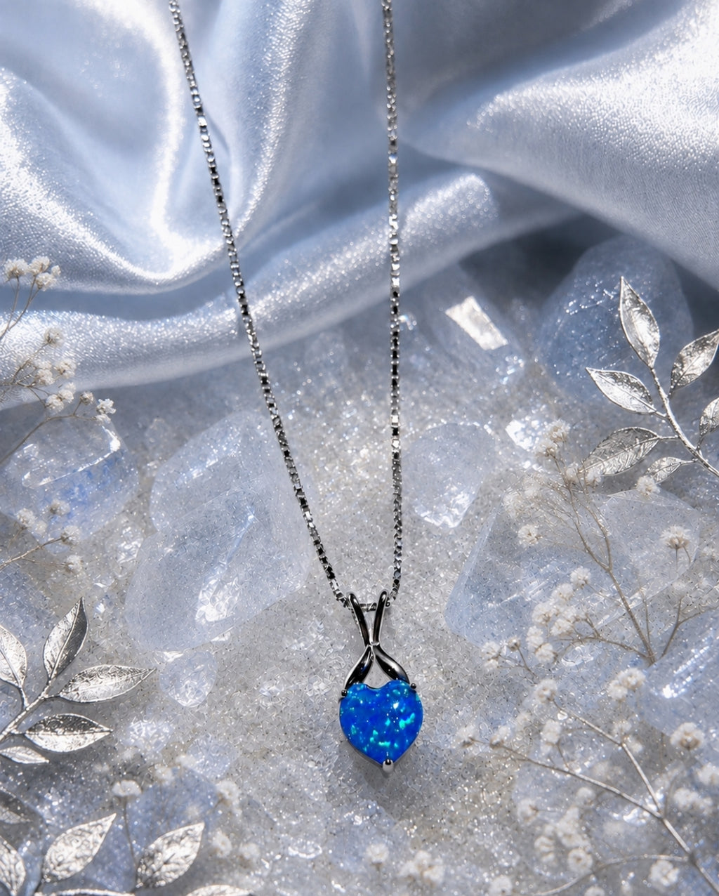 collana placcato in oro bianco 18K con opale a forma di cuore