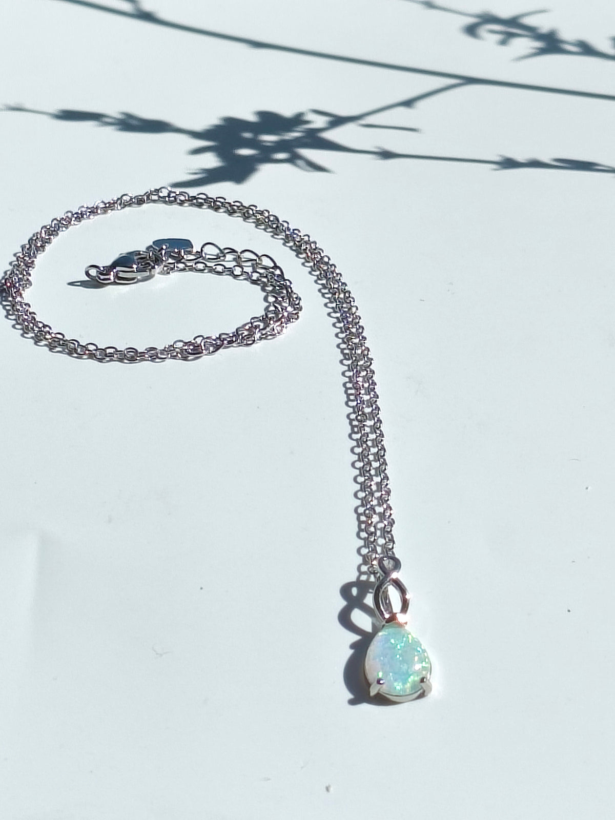 collana placcato in oro bianco 18K con opale forma goccia