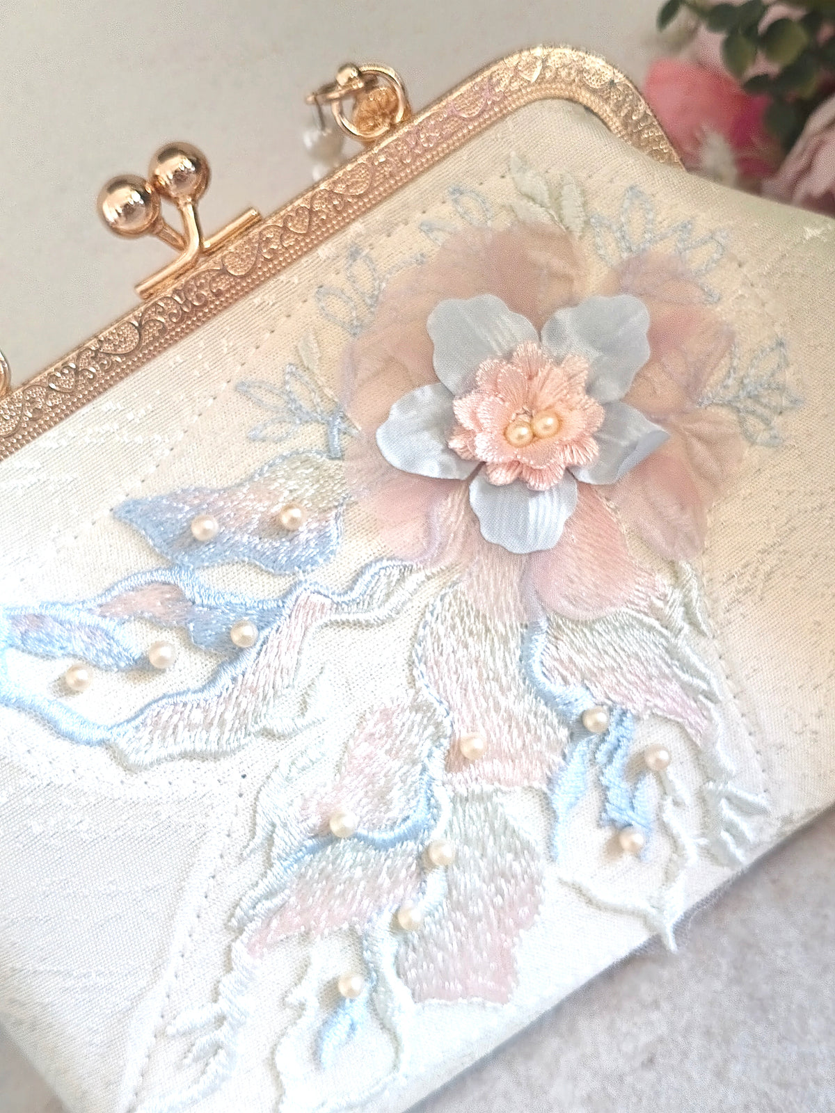Pochette in seta con ricamo floreale pastello, borsa a mano con perle e nappa