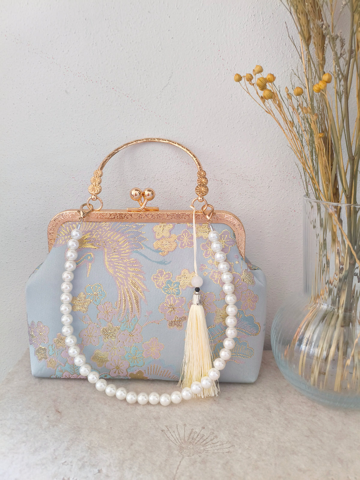 pochette elegante artigianale con motivi di fiori di ciliegio