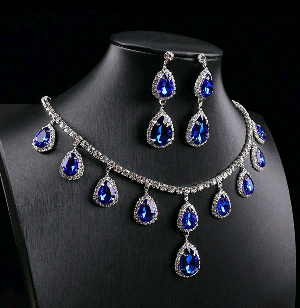 Set di gioielli con zirconi cubici a goccia blu zaffiro, collana e orecchini