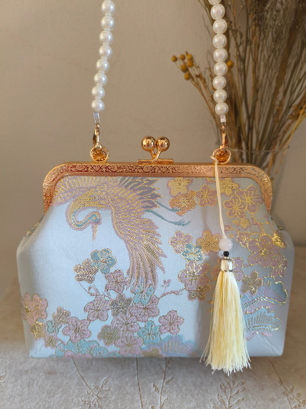pochette elegante artigianale con motivi di fiori di ciliegio