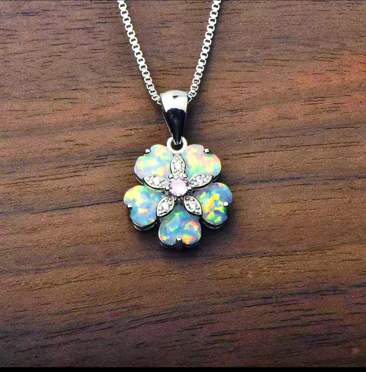 Collana floreale delicata in opale, ciondolo iridescente placcato argento