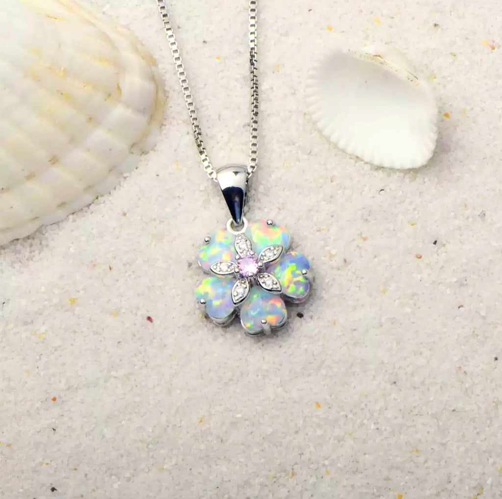 Collana floreale delicata in opale, ciondolo iridescente placcato argento