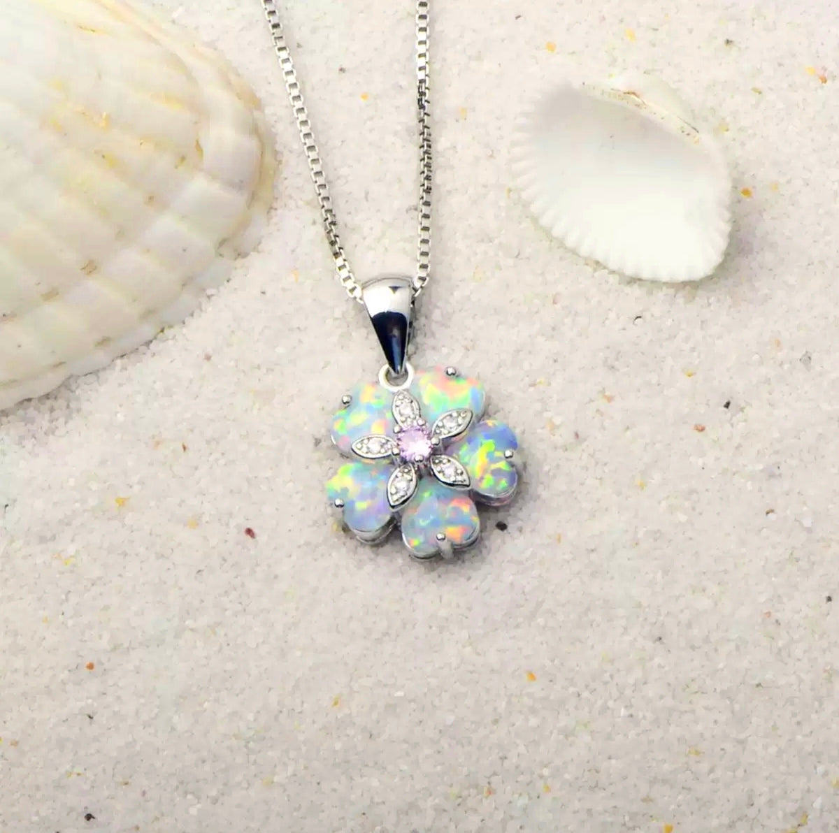 Collana floreale delicata in opale, ciondolo iridescente placcato argento