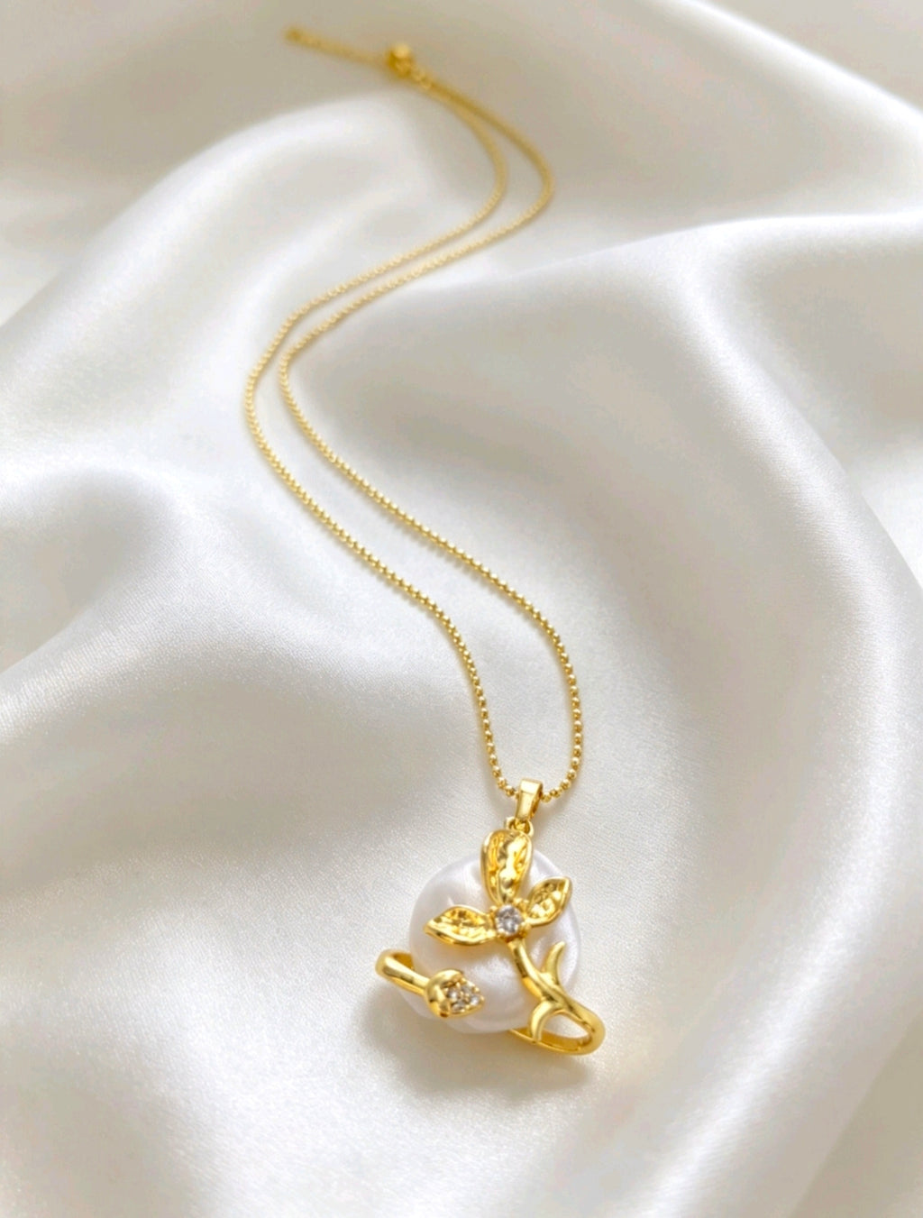 Collana placcata oro 18K con ciondolo perla barocca naturale e conchiglia vera