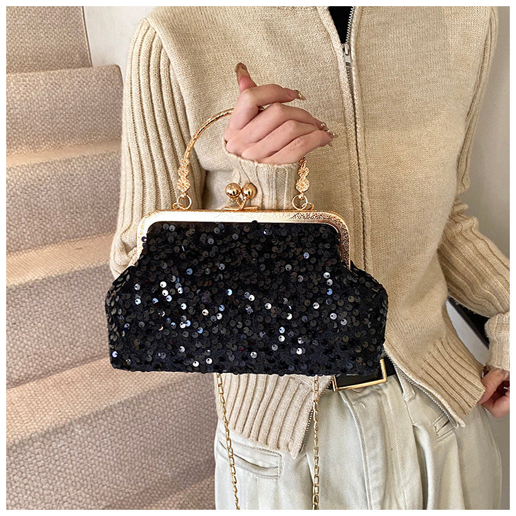 Pochette da sera ricoperta di paillettes brillanti con manico dorato