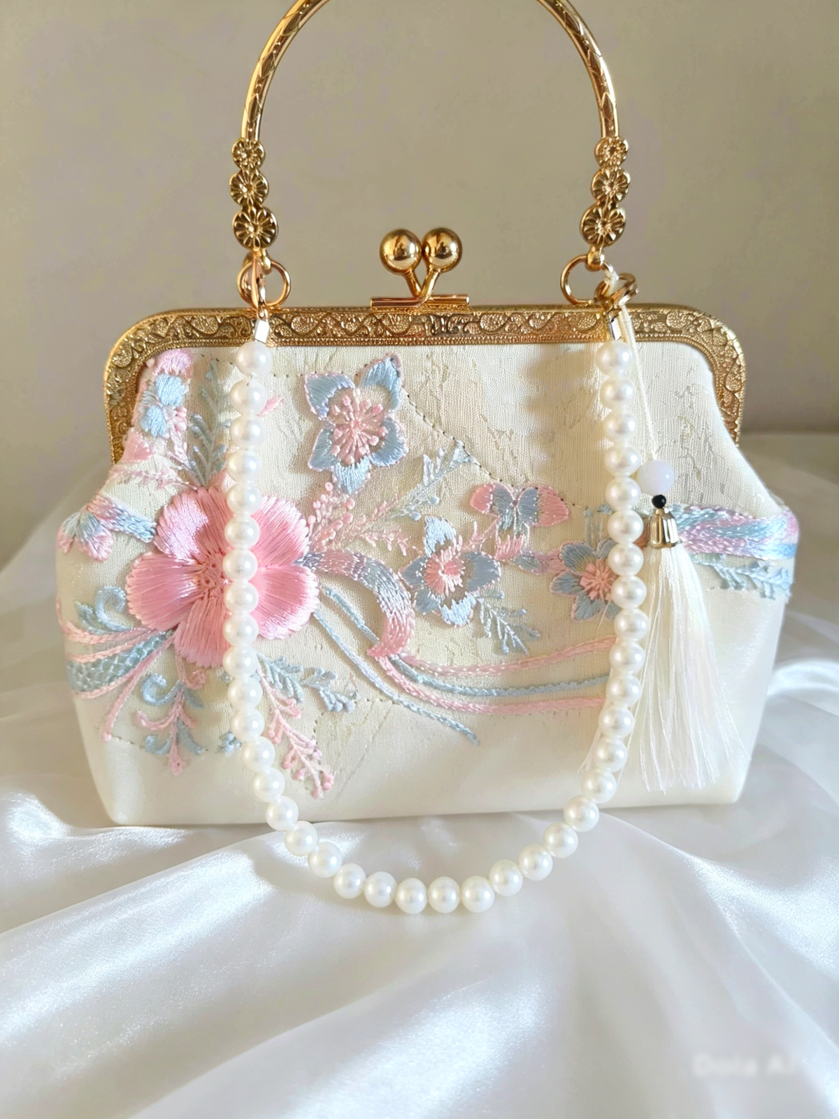 Bestickte Abendclutch im orientalischen Stil mit Perlen und Quasten