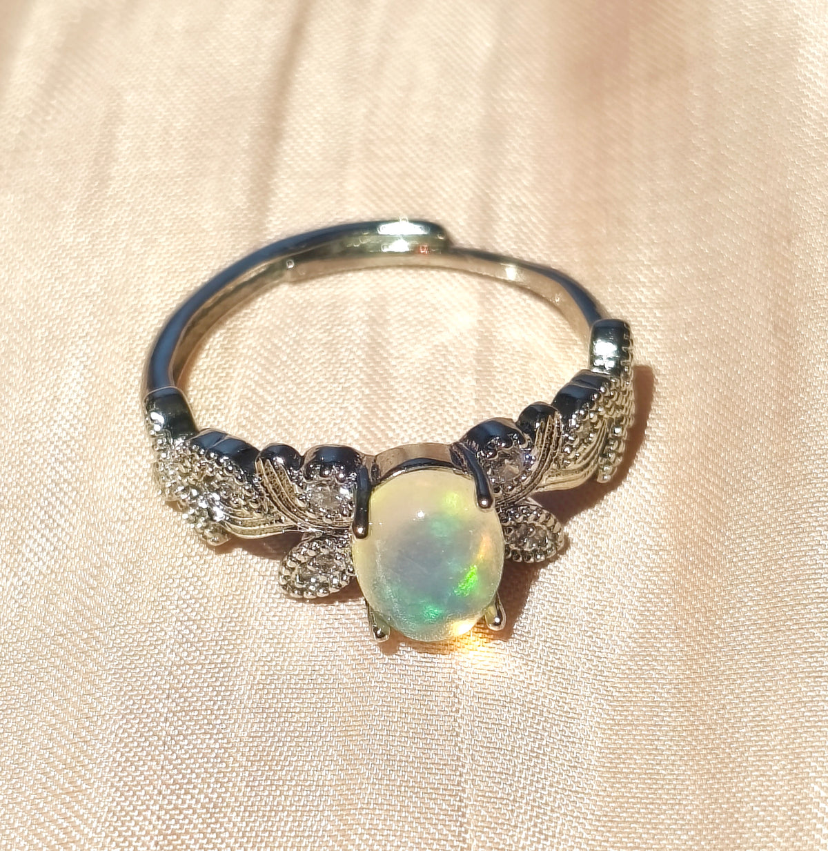 anello ad apertura con pietra opale