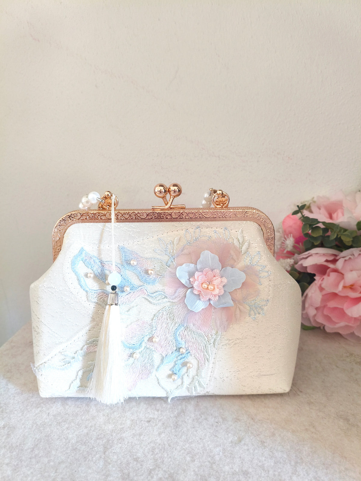 Pochette in seta con ricamo floreale pastello, borsa a mano con perle e nappa