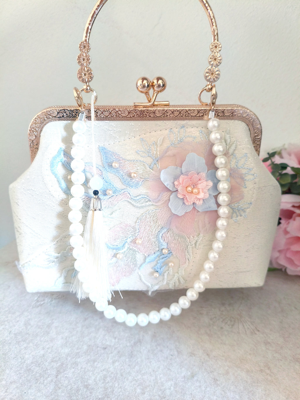Pochette in seta con ricamo floreale pastello, borsa a mano con perle e nappa
