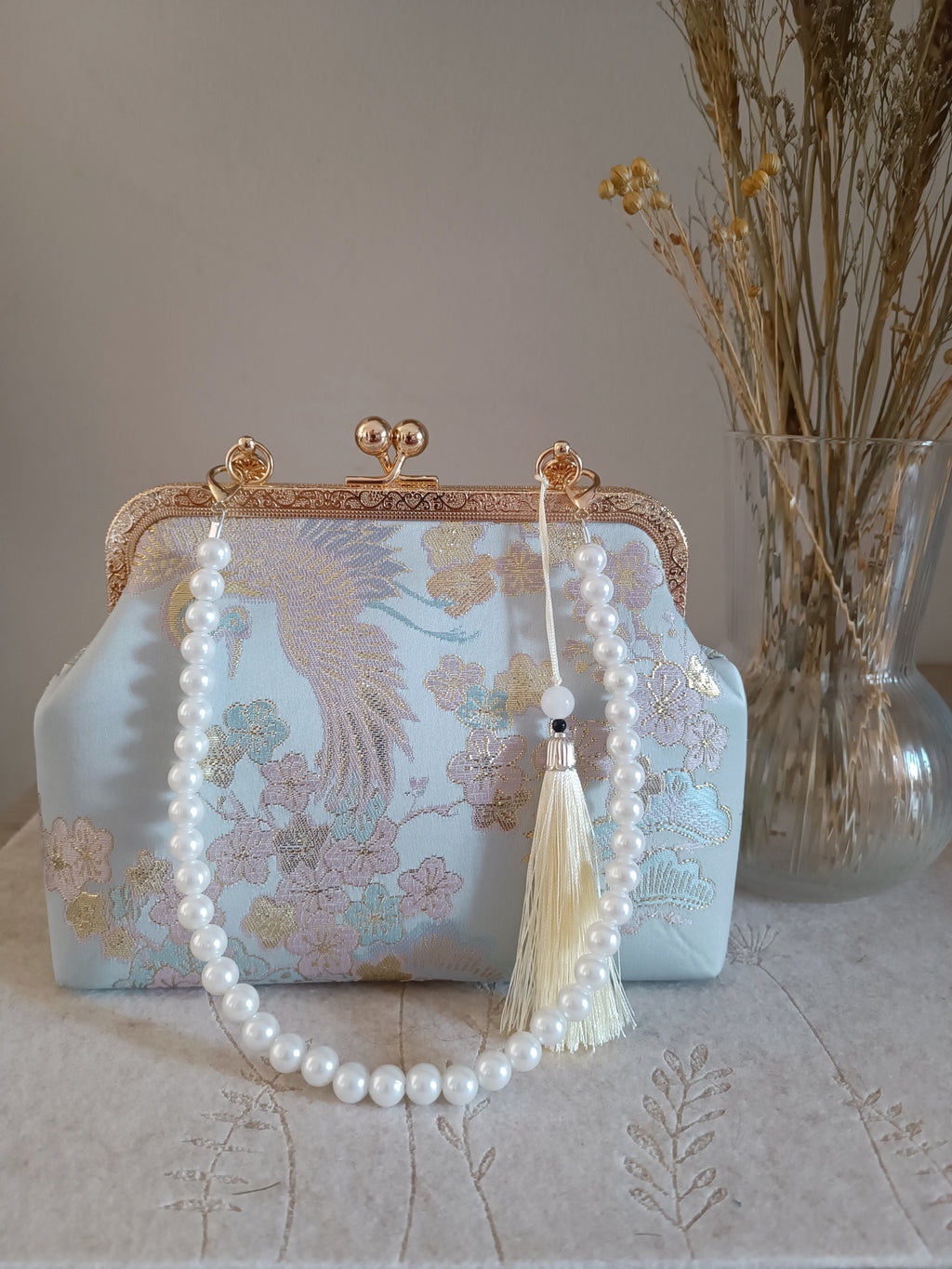 pochette elegante artigianale con motivi di fiori di ciliegio