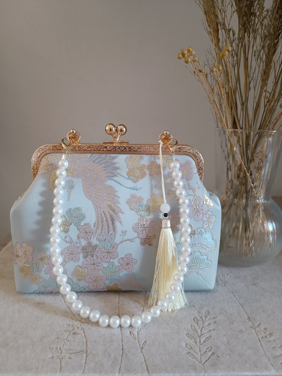 pochette elegante artigianale con motivi di fiori di ciliegio