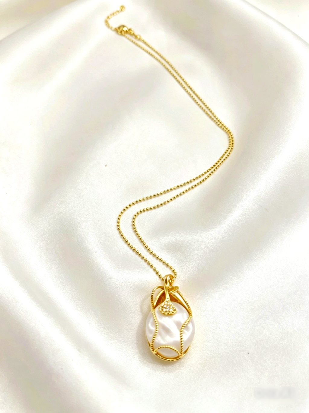 Collana placcata oro 18K con ciondolo perla barocca naturale e conchiglia vera