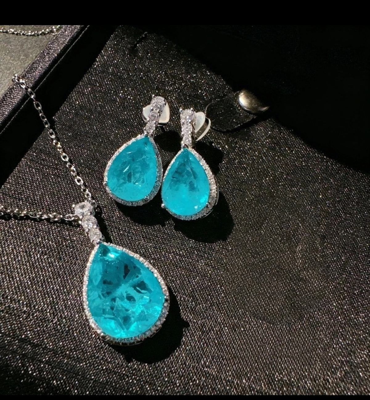 Set di collana e orecchini con zirconi stile Paraiba blu neon, placcato argento