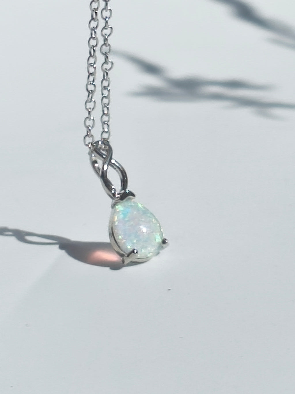 collana placcato in oro bianco 18K con opale forma goccia