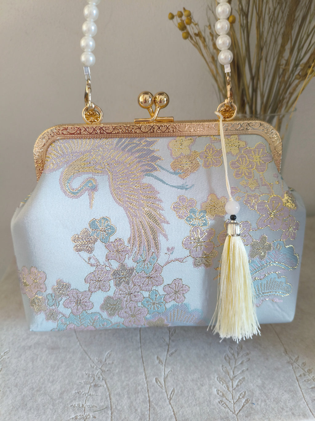 pochette elegante artigianale con motivi di fiori di ciliegio
