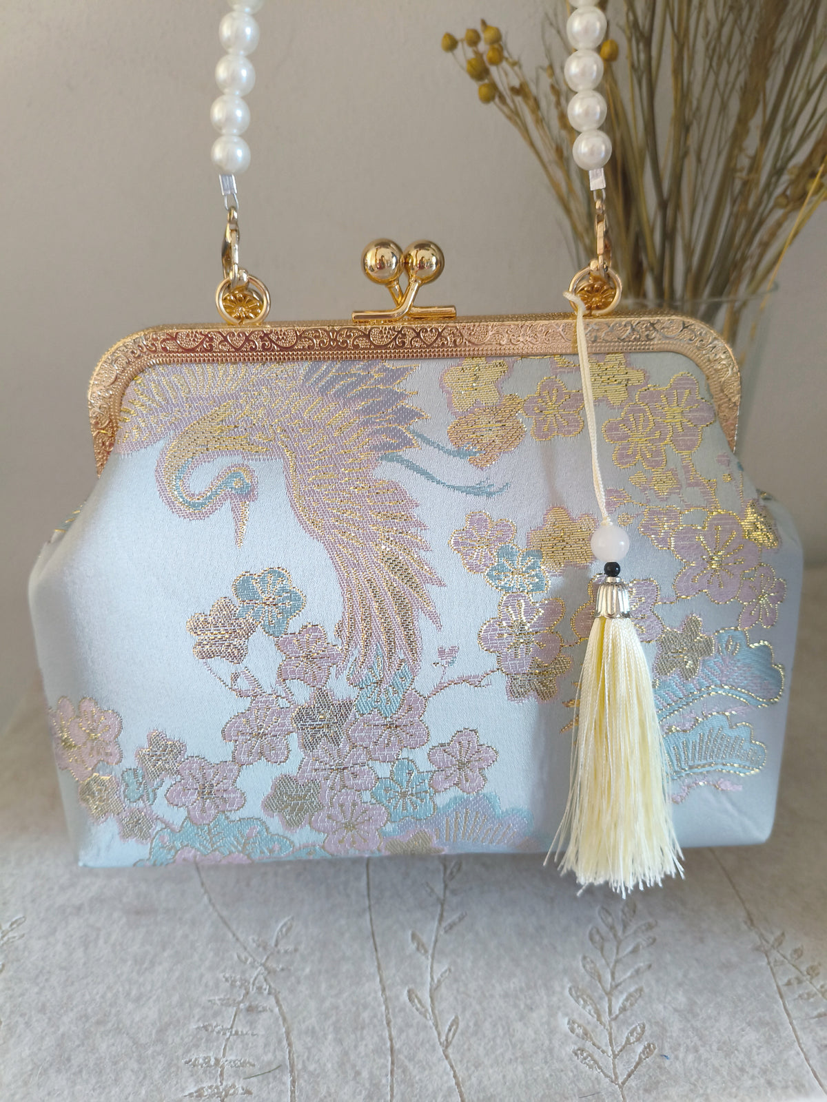 pochette elegante artigianale con motivi di fiori di ciliegio