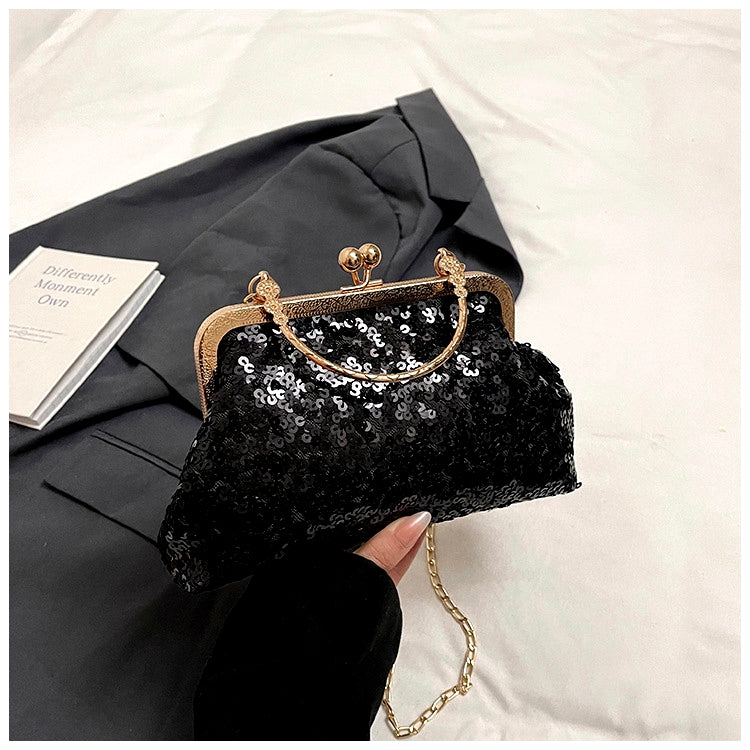 Pochette da sera ricoperta di paillettes brillanti con manico dorato
