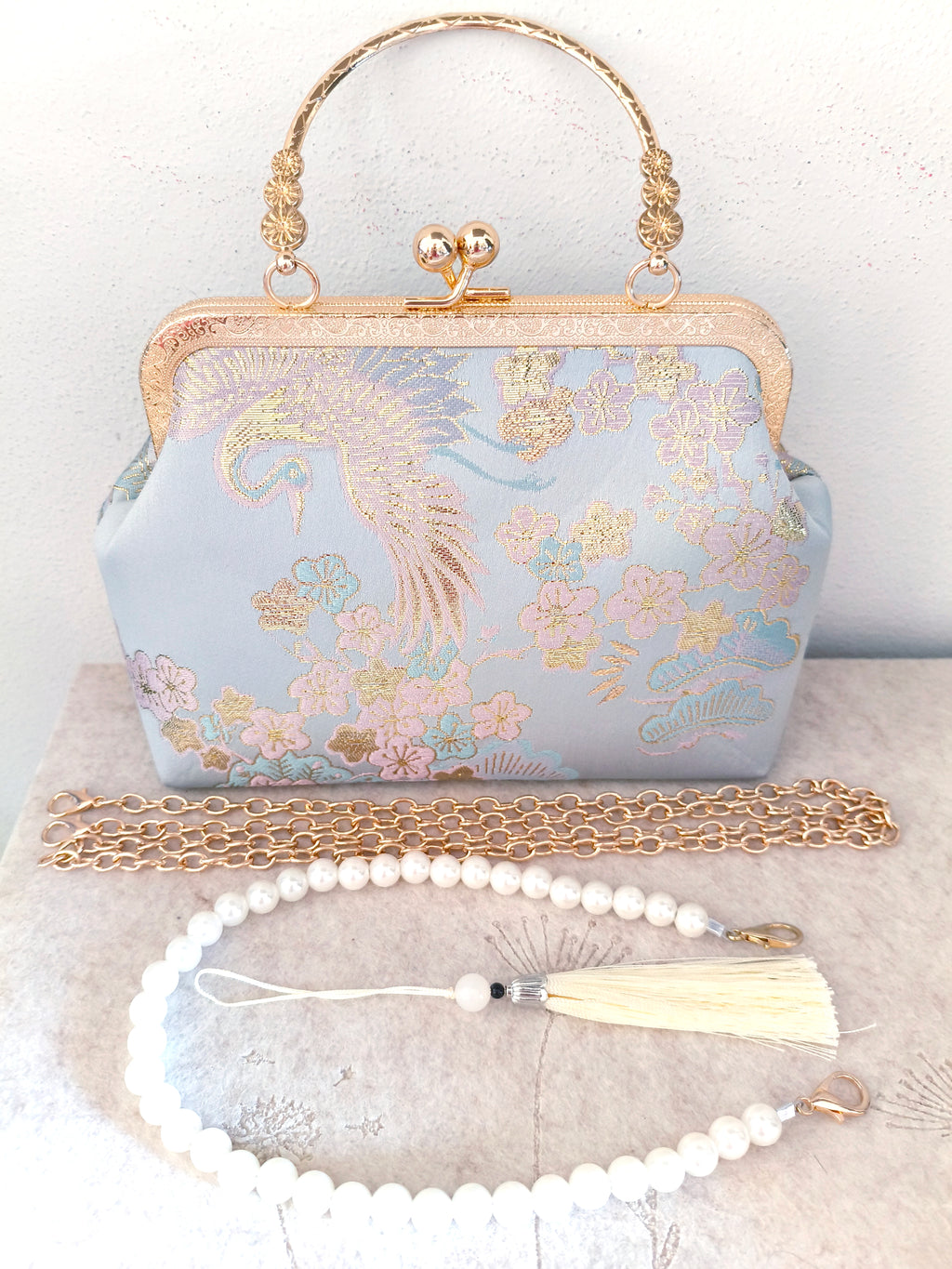 pochette elegante artigianale con motivi di fiori di ciliegio