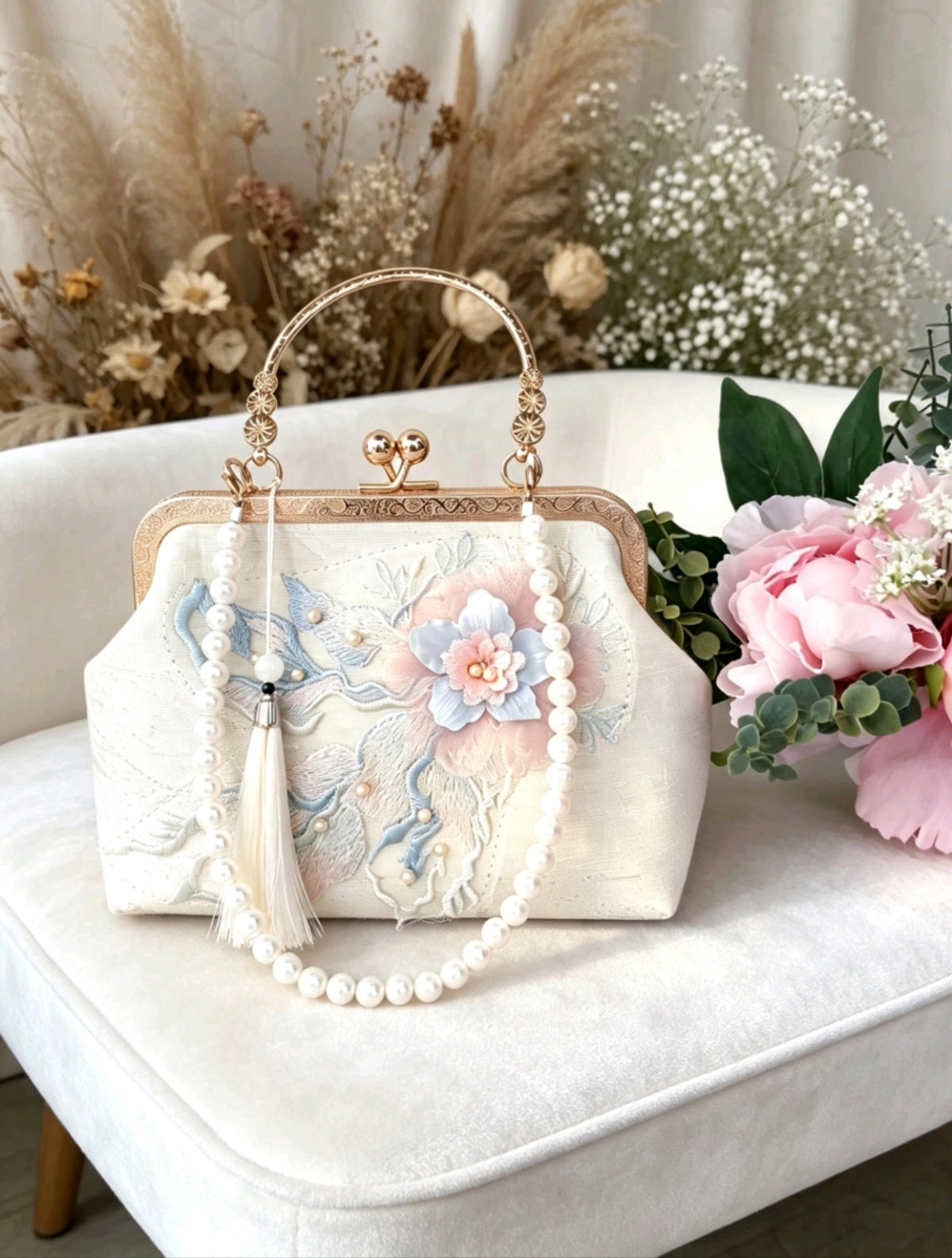 Pochette in seta con ricamo floreale pastello, borsa a mano con perle e nappa