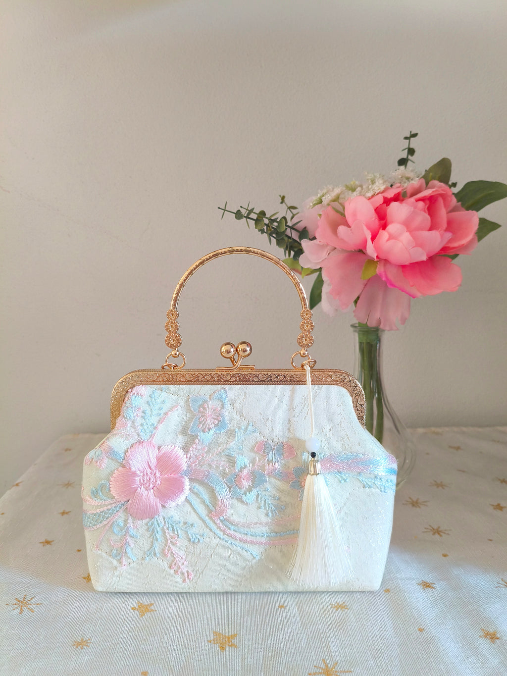 Bestickte Abendclutch im orientalischen Stil mit Perlen und Quasten