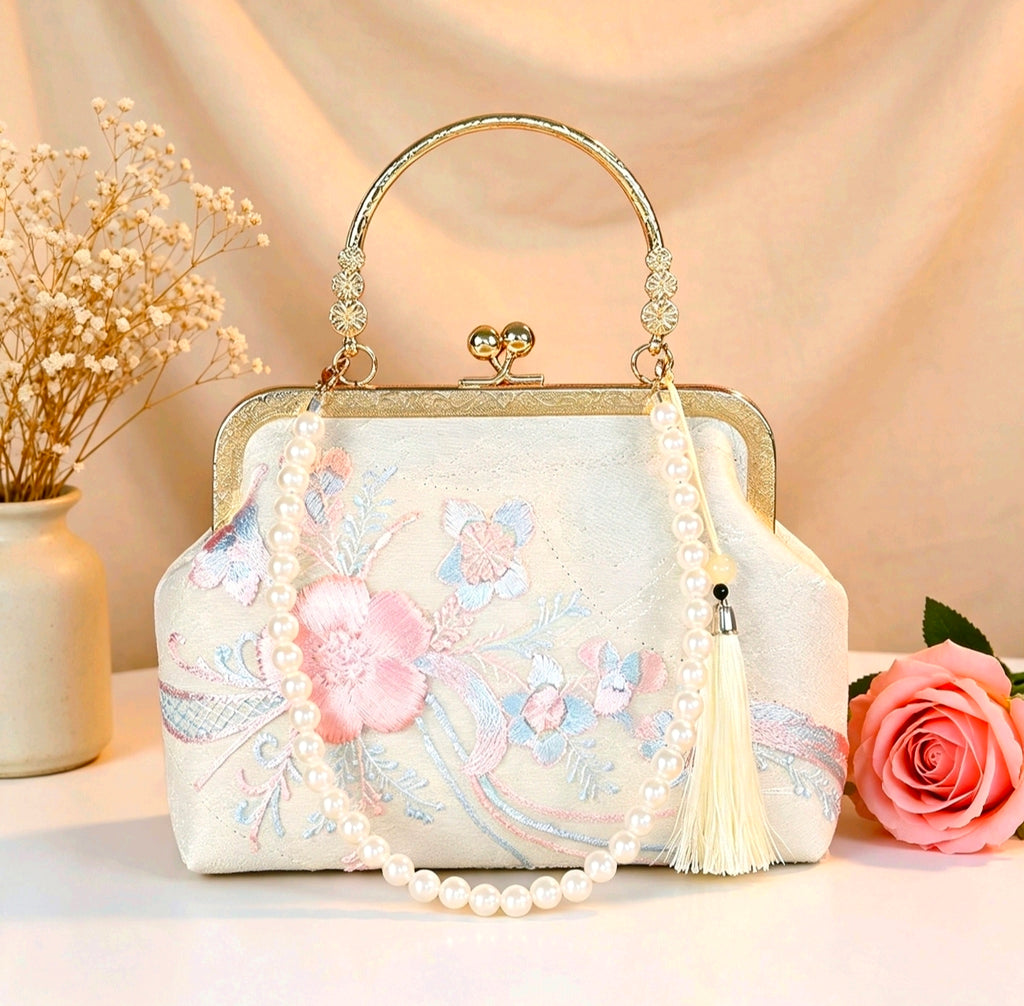 Bestickte Abendclutch im orientalischen Stil mit Perlen und Quasten