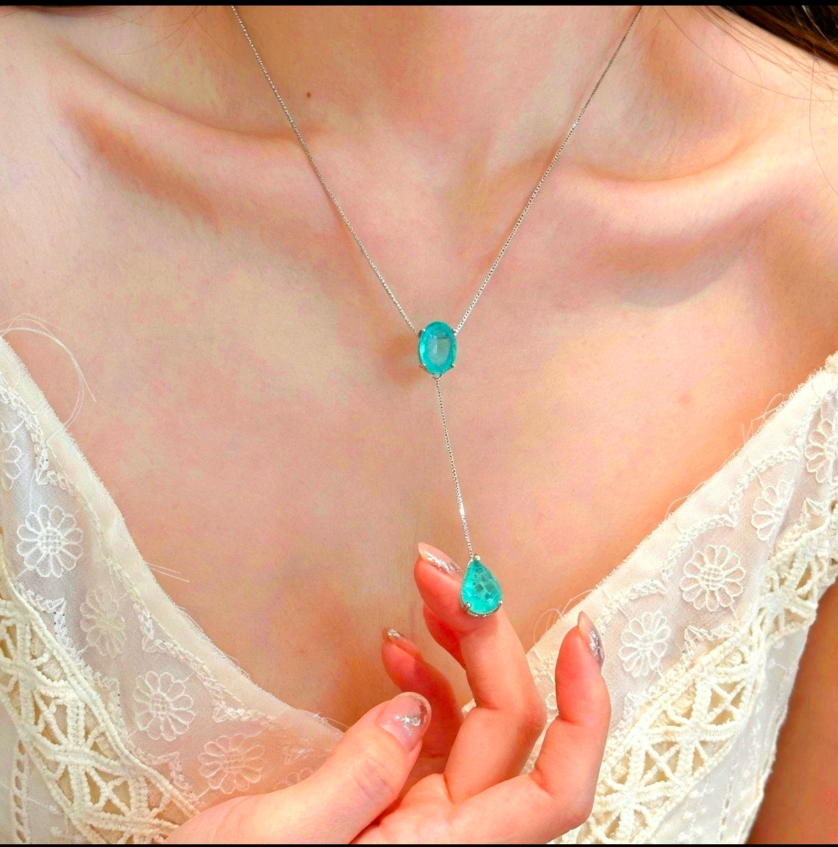 Set di orecchini e collana con zirconi blu acqua placcato in oro bianco 18K