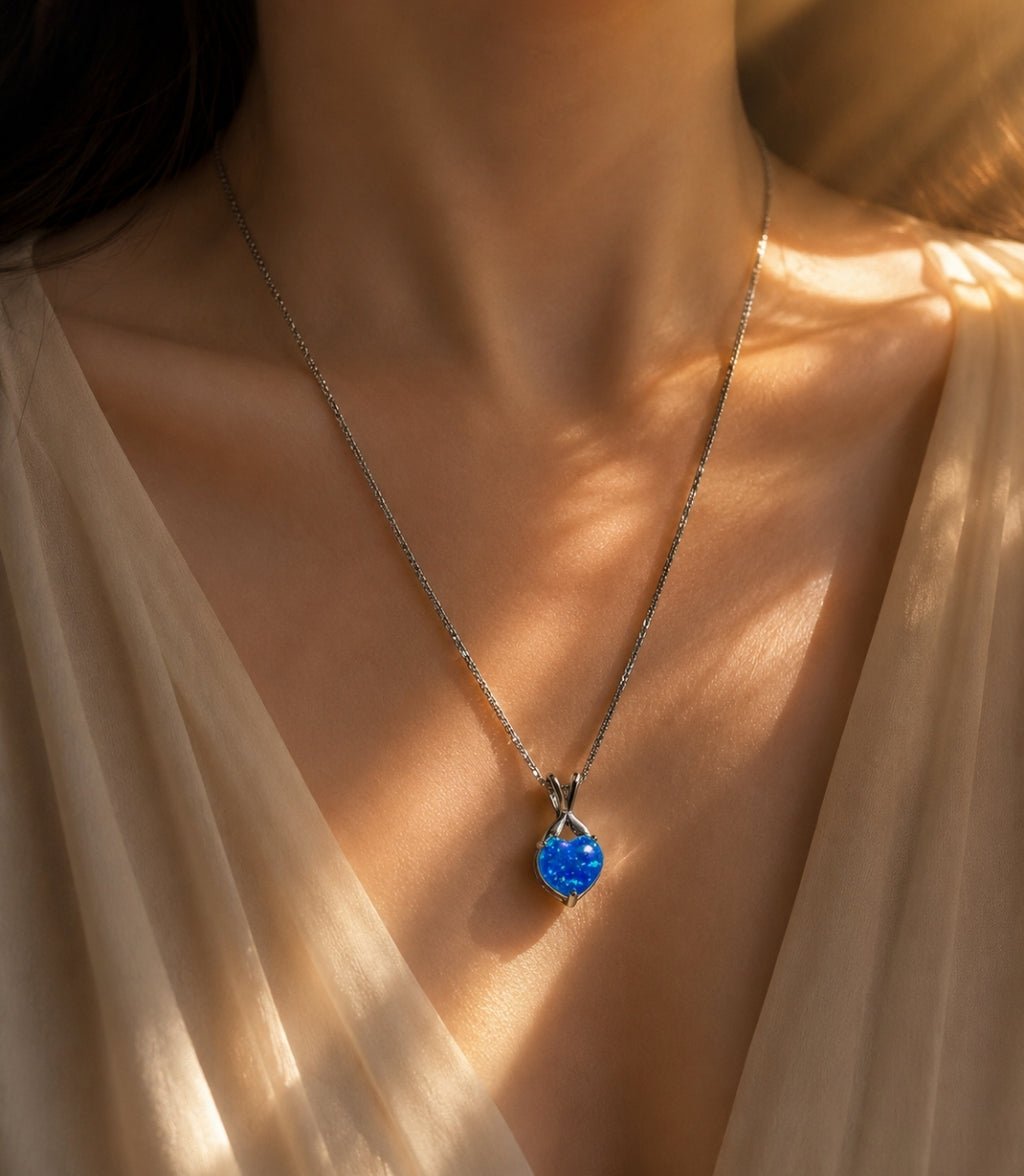 collana placcato in oro bianco 18K con opale a forma di cuore