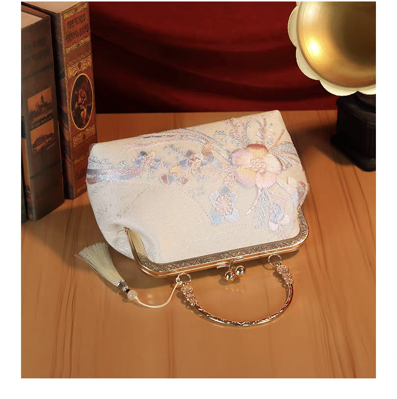 Pochette da sera ricamata stile orientale con perline e nappe