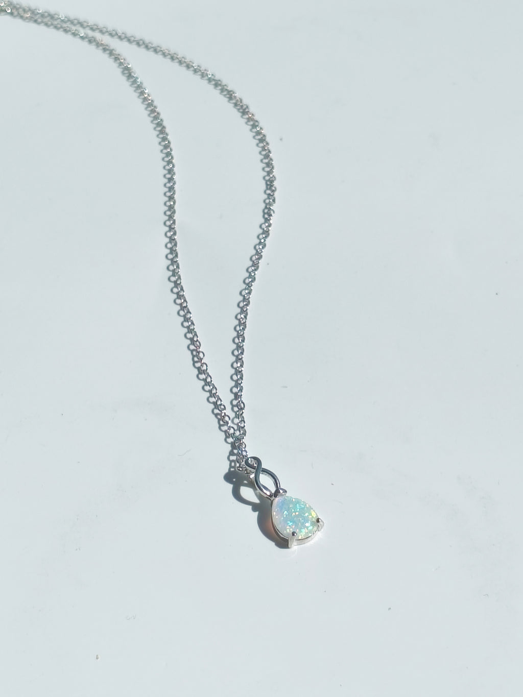 collana placcato in oro bianco 18K con opale forma goccia