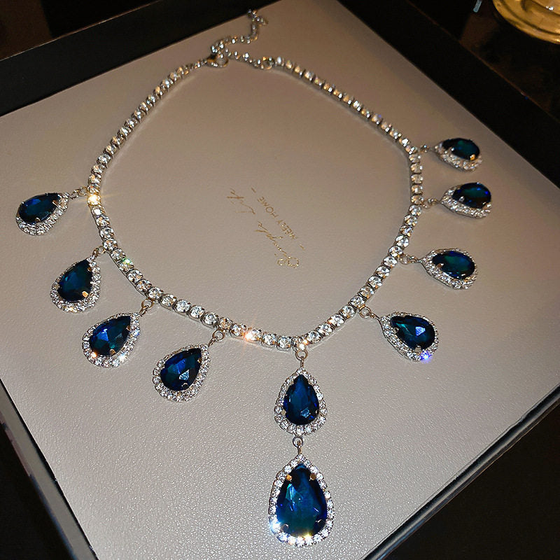 Set di gioielli con zirconi cubici a goccia blu zaffiro, collana e orecchini