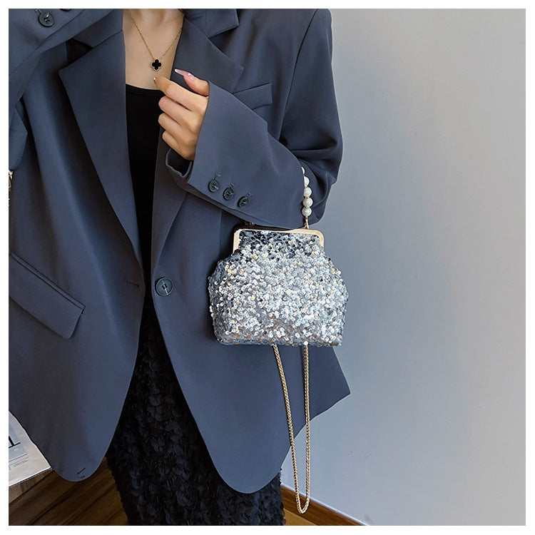 Pochette da Sera in Paillettes Argentate con Maniglia in Perle e Catena Staccabi