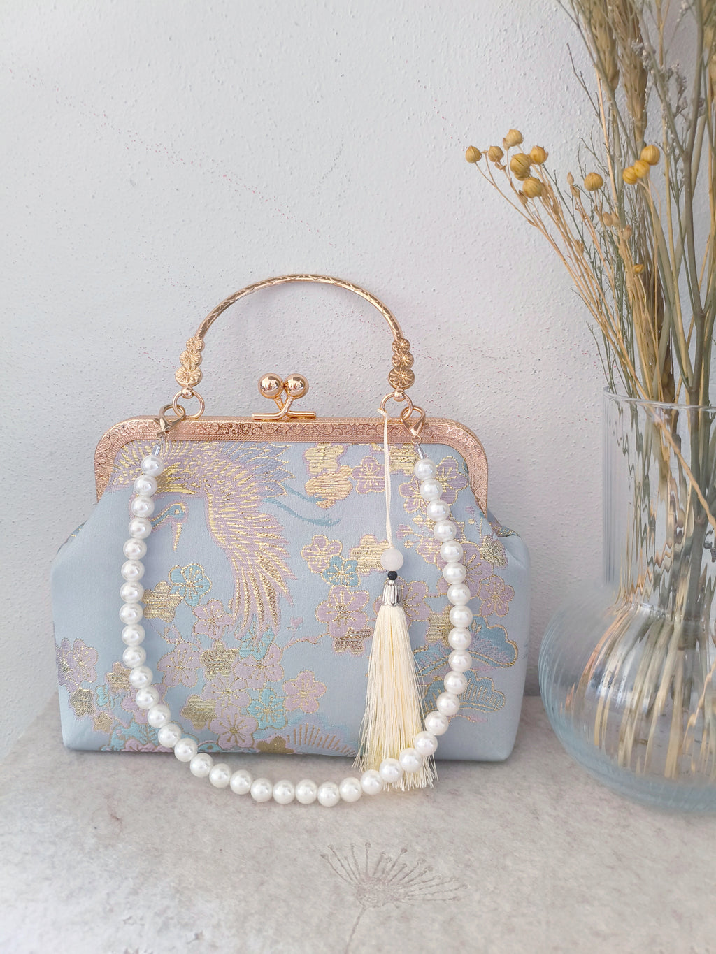 pochette elegante artigianale con motivi di fiori di ciliegio