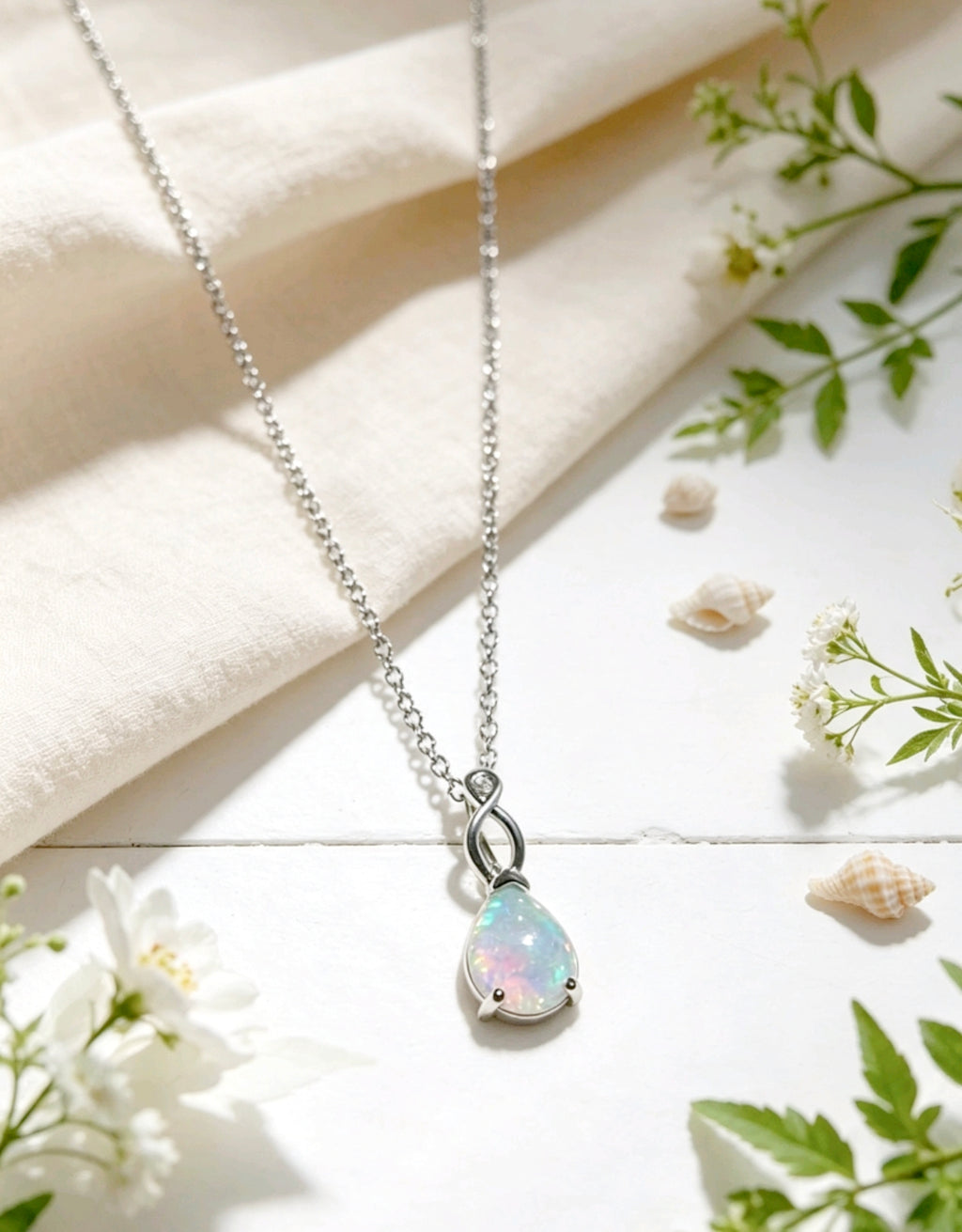 collana placcato in oro bianco 18K con opale forma goccia