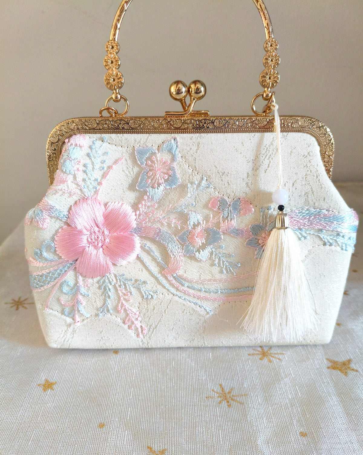 Bestickte Abendclutch im orientalischen Stil mit Perlen und Quasten