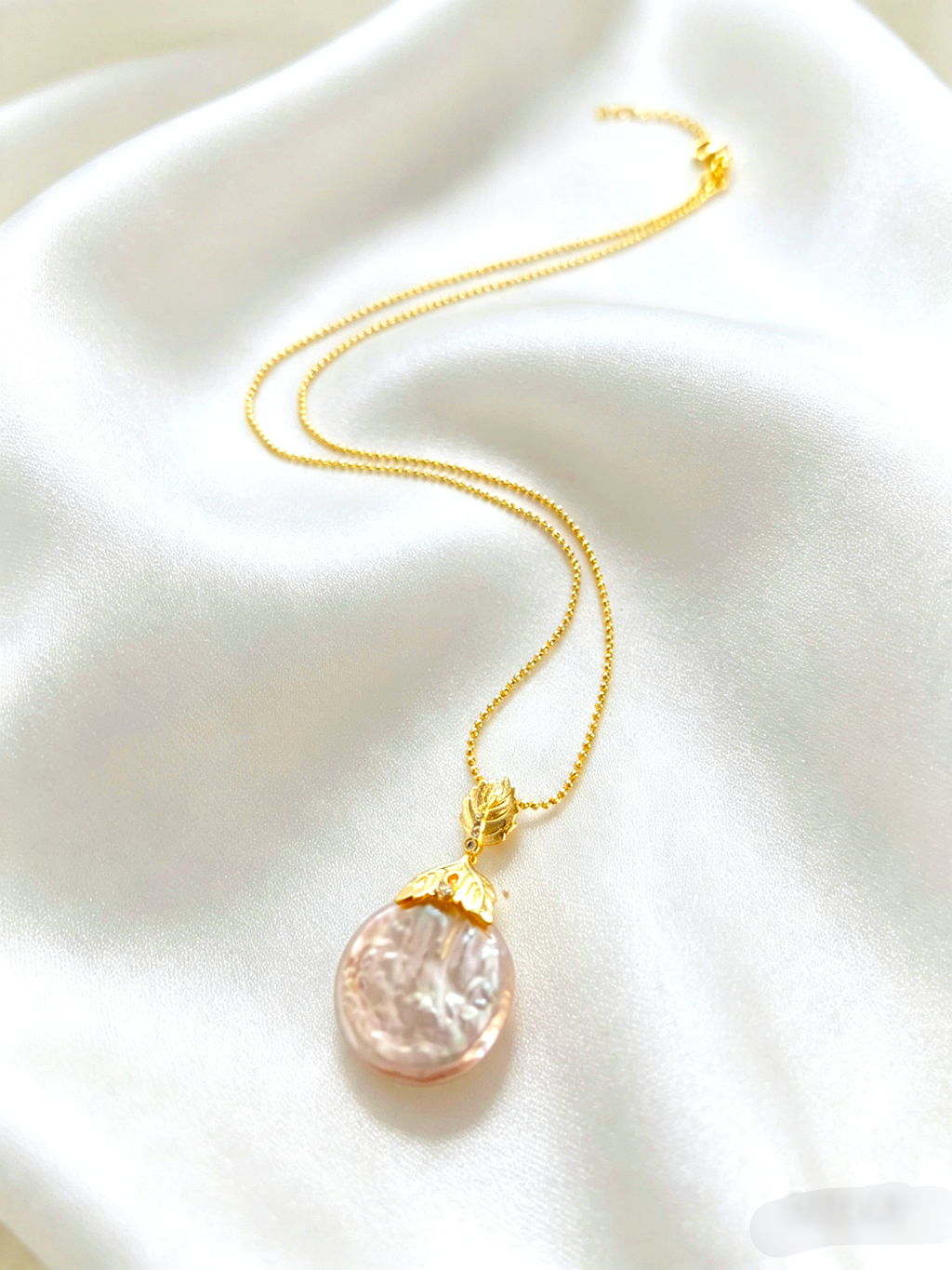 Collana placcata oro 18K con ciondolo perla barocca naturale e conchiglia vera