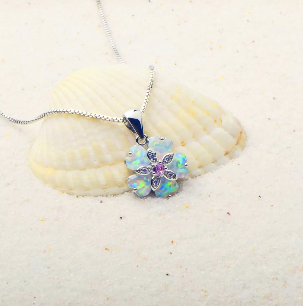 Collana floreale delicata in opale, ciondolo iridescente placcato argento