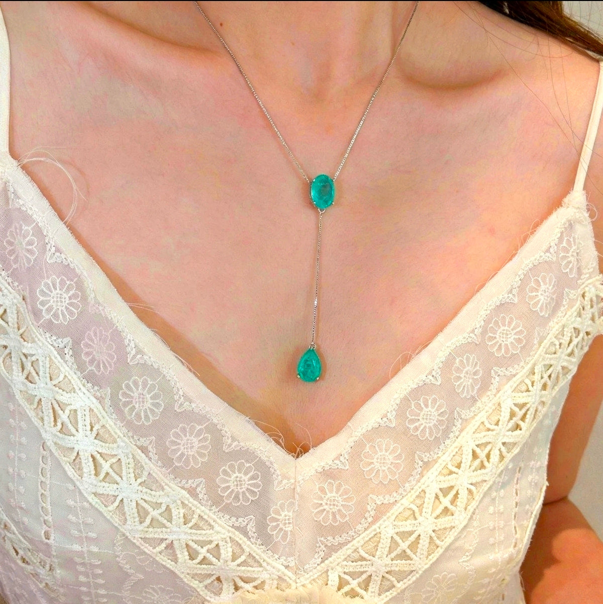 Set di orecchini e collana con zirconi blu acqua placcato in oro bianco 18K