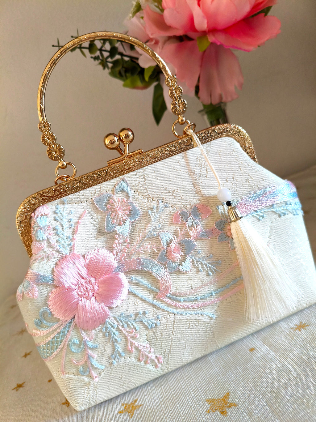Bestickte Abendclutch im orientalischen Stil mit Perlen und Quasten